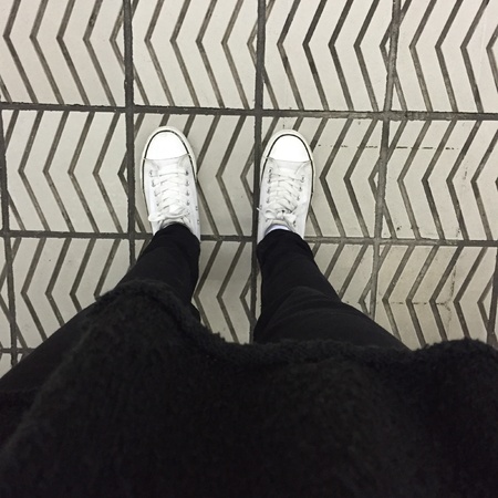 White Sneakers shoes walking on groundの素材