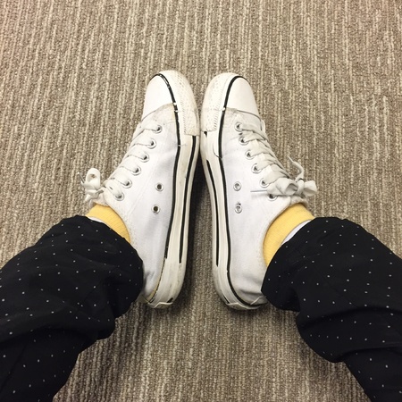 White Sneakers shoes walking on groundの素材