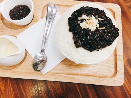 Korean Shave Ice, Close Up Red Bean Bingsu with Topping on Wooden Plate Background Great For Any Use.の写真素材