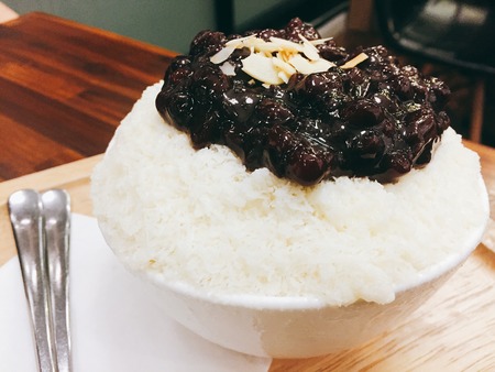 Korean Shave Ice, Close Up Red Bean Bingsu with Topping on Wooden Plate Background Great For Any Use.の写真素材