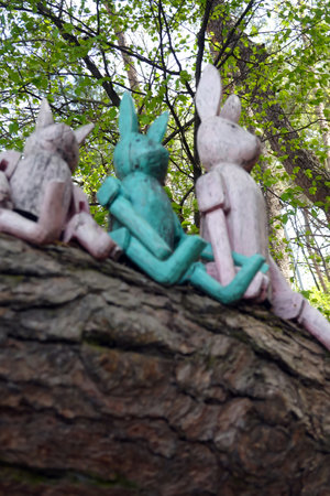 Statue of rabbits on a tree in the park, close-upの写真素材