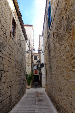 Narrow street in the old city of Dubrovnik, Croatiaの写真素材