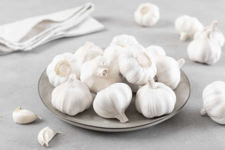 Fresh whole garlic bulbs closeupの写真素材