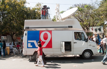 Bangalore India - January 30 2011: An Indian news channel's OB Van covers an art fair in Bangalore. There has been a rapid growth in Indian media over the last decade, and over 500 channels are broadcast in numerous languages. Hindi and English are the moのeditorial素材