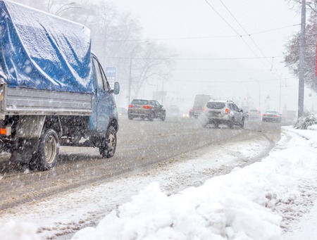 snowstorm, poor visibility,slick roads and lots of traffic, snowyの写真素材