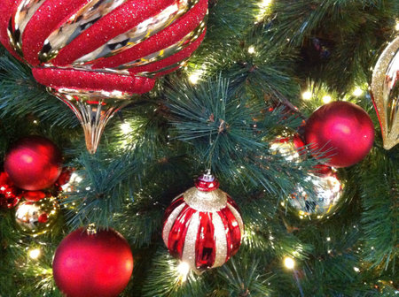 Close shot of a decorated Christmas treeの素材