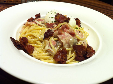 Delicious creamy spaghetti carbonara with bacon and poached eggの素材