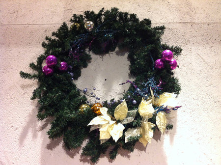 A Christmas wreath hanging on the wallの素材