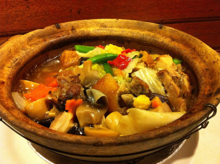 A hefty portion of Chinese style claypot mixed vegetables with roast porkの素材