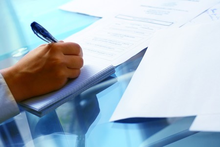 businessman hand write message in note の写真素材