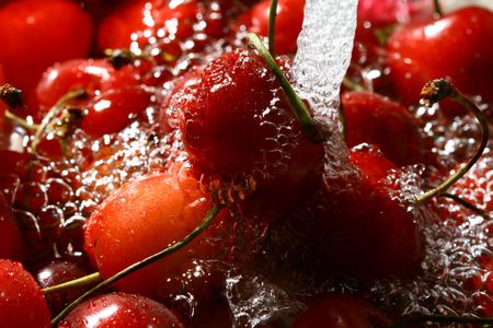sweet red cherry under wet macro close upの写真素材