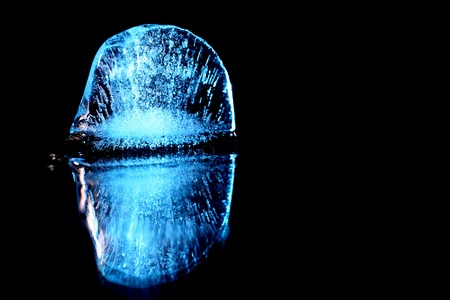 ice on black macro close upの写真素材