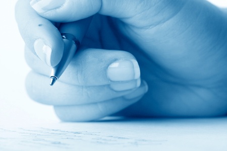 girl write on white paper close upの写真素材