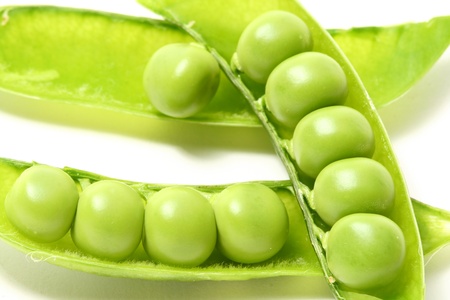 peas isoladed on white macro close upの写真素材