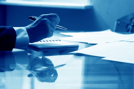 businessman hand write message in note の写真素材