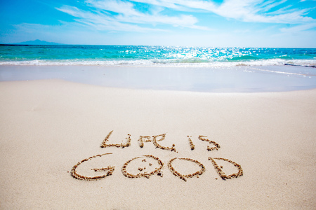 Life is good text on white sandy beach and seaの写真素材