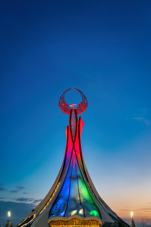 UZBEKISTAN, TASHKENT - JANUARY 4, 2023: Illuminated monument of independence in the form of a stele with a Humo bird in the New Uzbekistan park at nighttime.のeditorial素材