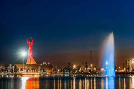 UZBEKISTAN, TASHKENT - APRIL 25, 2023: Illuminated monument of independence in the form of a stele with a Humo bird and fountain in the New Uzbekistan park at nighttime in spring.のeditorial素材