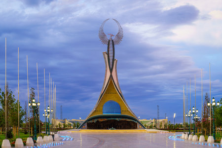 UZBEKISTAN, TASHKENT - AUGUST 15, 2023: Monument of Independence in the form of a stele with a Humo bird on a twilight in the New Uzbekistan park in summertime.のeditorial素材