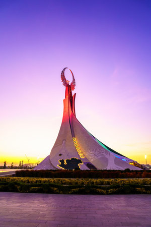 Uzbekistan, Tashkent - December 11, 2023: Monument of Independence in the form of a stele with a Humo bird on a twilight in the New Yangi Uzbekistan park.のeditorial素材