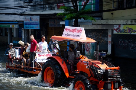 BANGKOK THAILAND  NOVEMBER 13: Truck carries a group of people to evacuate from the flooded area at Phahon Yothin Road during the massive flood crisis on November 13, 2011 in Bangkok, Thailand.のeditorial素材