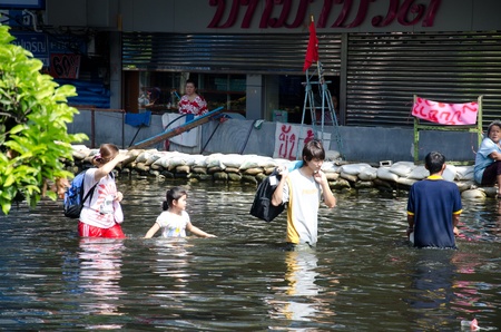 BANGKOK, THAILAND-NOVEMBER 13: Transportation of people in the streets flooded after the heaviest monsoon rain in 50 years in the capital on November 13, 2011 Phahon Yothin Road, bangkok, Thailand.のeditorial素材