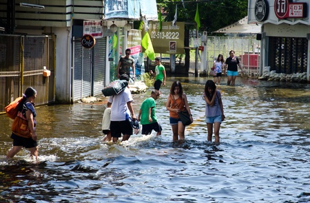 BANGKOK THAILAND  NOVEMBER 13 : the victims of flood waiting for higher vehicle in Phahon Yothin Road November 13, 2011 in Bangkok, Thailand.のeditorial素材