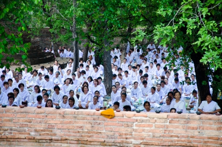 AYUTTHAYA,THAILAND-JUN 24: Clergy and Buddhist religious practices of Buddhists in Visakha Bucha Day to show respect and faith,24 June 2013 at Ayutthaya,Thailandのeditorial素材