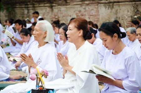 AYUTTHAYA,THAILAND-JUN 24: Clergy and Buddhist religious practices of Buddhists in Visakha Bucha Day to show respect and faith,24 June 2013 at Ayutthaya,Thailandのeditorial素材