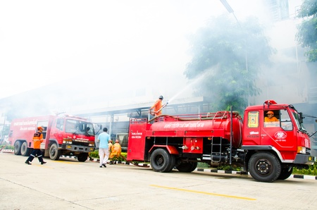 SINGBURI - JUNE 13 : Practicing fire protection plan and chemicals prepare for the officer about the Disaster Management on June 13, 2013 in Singburi, Thailand.のeditorial素材