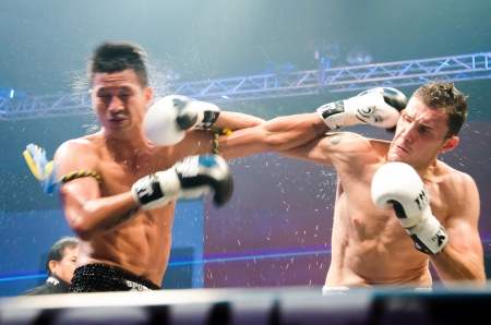 BANGKOK - JUNE 29 : Sudsakorn Sor. Klinmee of Thailand and Dimitri Masson of Switzerland at Thai Fight Extreme 2013 on June 29, 2013 in Bangkok, Thailand.のeditorial素材