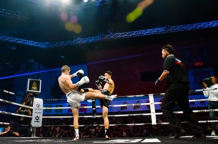 BANGKOK - JUNE 29 : Leo Pinto of France and Alexi Barato of Switzerland at Thai Fight Extreme 2013 on June 29, 2013 in Bangkok, Thailand.のeditorial素材