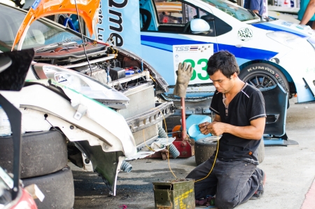 CHOUN BURI - AUGUST 17  Unidentified auto mechanic was repaired car on display at the Thailand Super Series 2013 Race 3 on August 17, 2013 at the Bira International Circuit Pattaya, Thailand のeditorial素材
