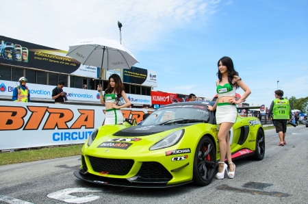 CHOUN BURI - AUGUST 18  Unidentified model with racing car on display at the Thailand Super Series 2013 Race 4 on August 18, 2013 at the Bira International Circuit Pattaya, Thailand のeditorial素材