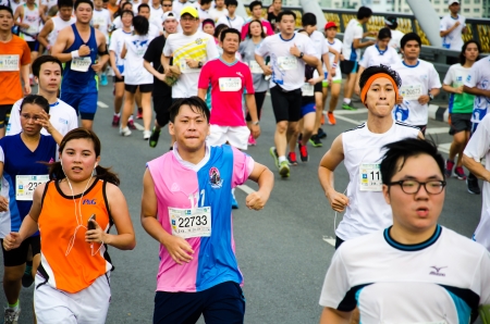 BANGKOK THAILAND - NOVEMBER 17  Unidentified marathon runner at Bangkok marathon 2013 on NOVEMBER 17, 2013 in Bangkok, Thailand のeditorial素材