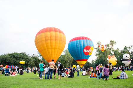 CHIANG MAI - DECEMBER 7: Unidentified people on display at The Thailand International Balloon Festival 2013 on December 7, 2013 in Chiang Mai, Thailand.のeditorial素材