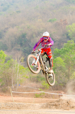 CHAINAT, THAILAND - MARCH 8   Unidentified biker riding a mountain bike at Thailand Championship 2014 Race 3 on March 8, 2014 in Chainat, Thailand のeditorial素材