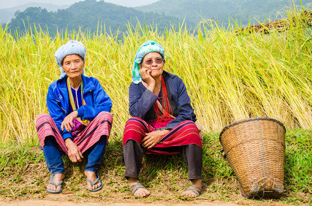 CHIANG MAI -THAILAND OCTOBER 18: Unidentified Pa-Ka-Geh-Yor (Karen Sgaw) in Tribal dress for photograph at Doi Inthanon on October 18, 2014 in Chiang Mai,Thailand. Pa-Ka-Geh-Yor are an ethnic group spread north of Thailand.のeditorial素材