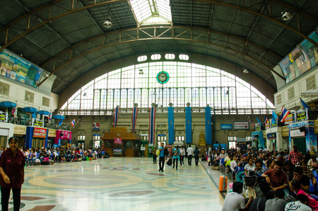 BANGKOK, THAILAND-OCTOBER 16: Passengers waiting the train at Hua Lamphong Railway Station on October 16, 2014 , Hua Lamphong Railway Station Bangkok, Thailandのeditorial素材