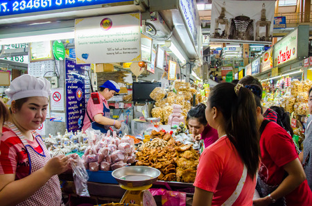CHIANG MAI -THAILAND OCTOBER 19: People are buying the commercial at Warorot Market locally called Kad Luang on October 19, 2014 in Chiang Mai,Thailand.のeditorial素材