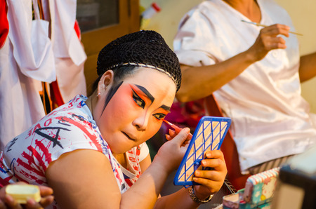 BANGKOK - OCTOBER 22: Unidentified Chinese opera actress applies makeup backstage at Theaters of Thailand's ethnic Chinese in Chinatown on October 27, 2014 in Bangkok, Thailand.のeditorial素材