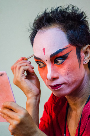 BANGKOK - OCTOBER 22: Unidentified Chinese opera actress applies makeup backstage at Theaters of Thailand's ethnic Chinese in Chinatown on October 27, 2014 in Bangkok, Thailand.のeditorial素材