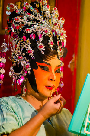 BANGKOK - OCTOBER 22: Unidentified Chinese opera actress applies makeup backstage at Theaters of Thailand's ethnic Chinese in Chinatown on October 27, 2014 in Bangkok, Thailand.のeditorial素材