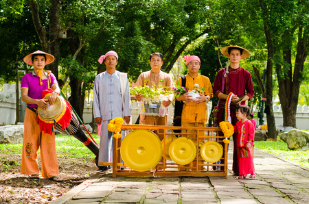 BANGKOK -THAILAND NOVEMBER 2: Unidentified Tai Yai (ethnic group living in parts of Myanmar and Thailand) in Tribal dress for photograph at on November 2, 2014 in Bangkok,Thailand.のeditorial素材