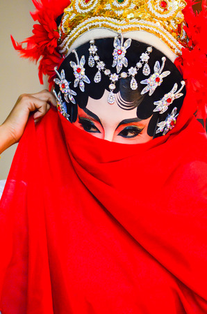 BANGKOK - OCTOBER 28: Unidentified Chinese opera actress of Thailandのeditorial素材