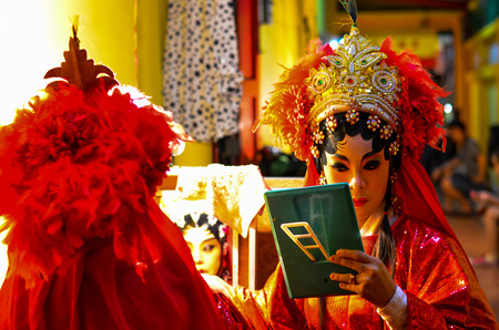 BANGKOK - OCTOBER 28: Unidentified Chinese opera actress of Thailandのeditorial素材