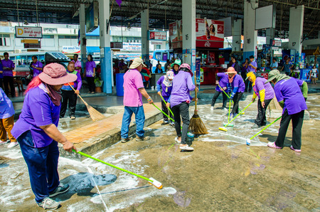 SINGBURI - APRIL 3 : Volunteers was cleaning public street, in order to promote a shared public clean day, April 3, 2015, Singburi, Thailand.のeditorial素材