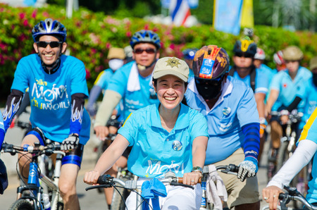 SINGBURI AUGUST 16 : Unidentified Cyclist in prepared for "Bike for mom event", event show respected to Queen of Thailand on August 16, 2015, Singburi, Thailand. Event is record to Guinness Book of World Records.のeditorial素材