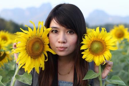 Asian girl with sunflowers の素材