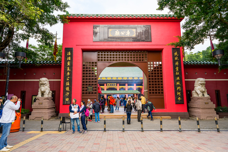 HONG KONG - DECTEMBER 17, 2017 : Pilgrims in the Che Kung taoist temple in Sha Tin, Hongkong. Taoism is a special way of belief practised mainly in Chinese-speakingのeditorial素材